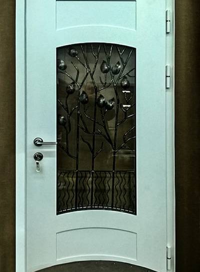 Белая дверь с отбойником