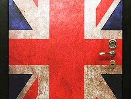 Фото двери с британским флагом