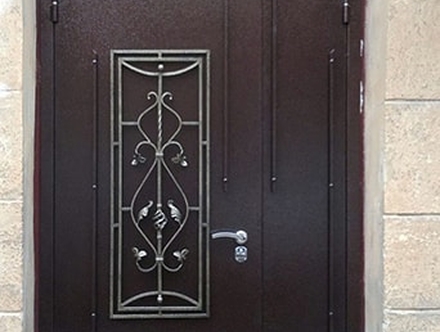 Фото двери с ковкой и стеклянной фрамугой