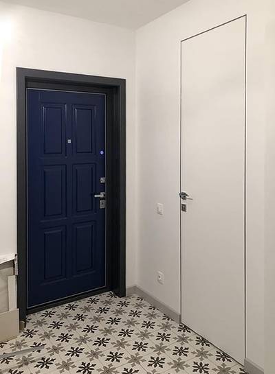 Дверь синего цвета