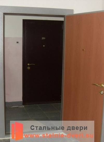Фото тамбурной двери с ламинатом
