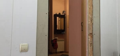 Фото с установки двери с порошковым напылением