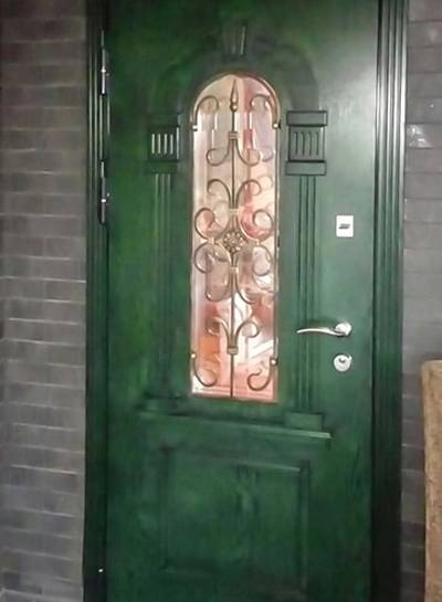 Металлическая дверь зеленого цвета